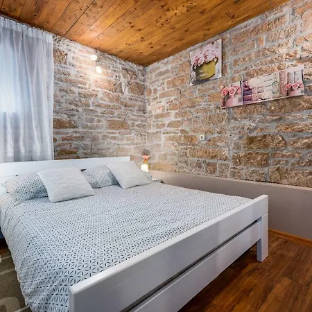 Apartman Sara Tinjan Exterior photo