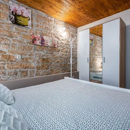 Apartman Sara Tinjan Exterior photo