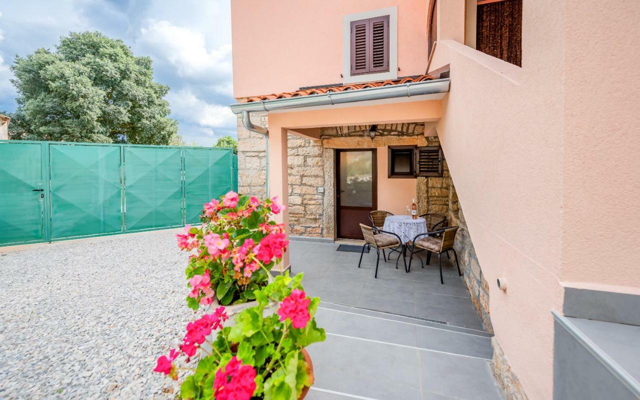 Apartament Sara *
