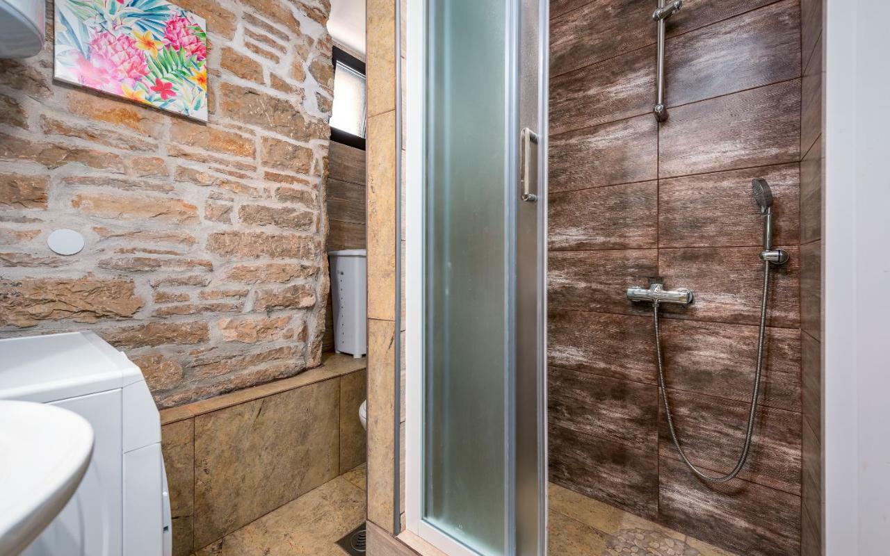 Apartament Sara *